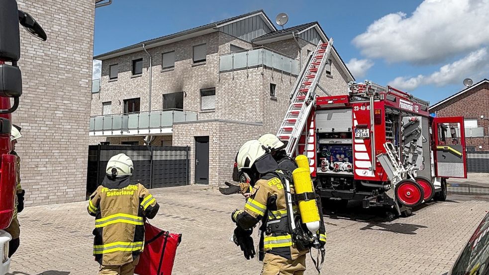 Feuerwehrleute bekämpften unter schwerem Atemschutz einen Wohnungsbrand in Ramsloh und verhinderten so eine Ausbreitung der Flammen auf das gesamte Haus. Fotos: Thomas Giehl/Feuerwehr