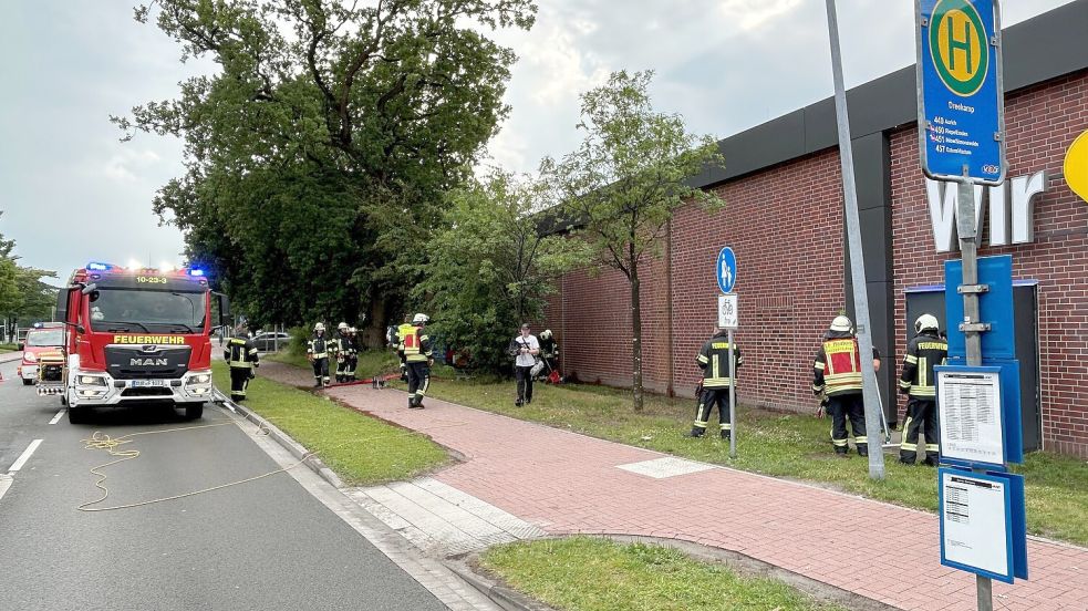 Feuerwehreinsatz beim E-Center am Dreekamp in Aurich: Dort staute sich Wasser zwischen einem Wall und der Hauswand. Dadurch lief Wasser in den Supermarkt. Foto: Matthias Hippen
