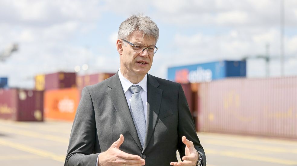 Die Bundesregierung will in den kommenden vier Jahren mit 400 Millionen Euro aus dem Klimafonds den klimafreundlichen Umbau von Häfen und Schiffen fördern, sagt Bundesverkehrsminister Patrick Schnieder (CDU). Foto: Oliver Berg/dpa