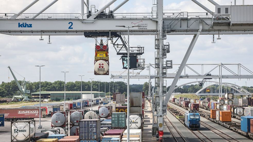 Das neue Duisburg Gateway Terminal soll eines Tages klimaneutral betrieben werden - mit Hilfe von Solarenergie und grünem Wasserstoff, der in Brennstoffzellen und Blockheizkraftwerken zum Einsatz kommt. Foto: Oliver Berg/dpa