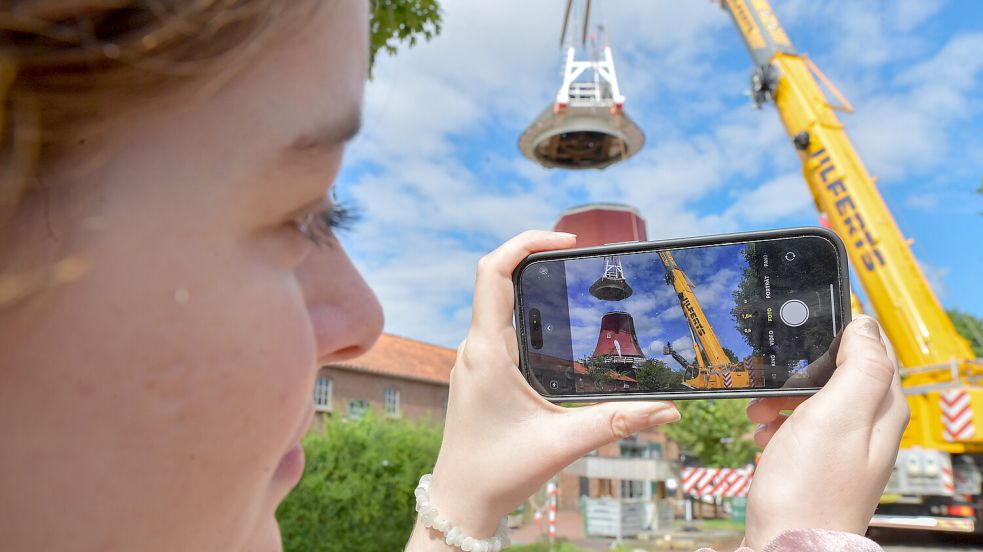 Es ist vollbracht: Die Rote Mühle in Greetsiel bekam am 3. Juli 2025 ihre Kappe endlich wieder aufgesetzt. Foto: Klaus Ortgies
