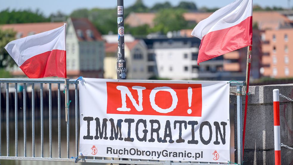 Ein Transparent mit der Aufschrift „No! Immigration“ hängt auf polnischer Seite am deutsch-polnischen Grenzübergang Stadtbrücke zwischen Frankfurt (Oder) in Brandenburg und dem polnischen Slubice Foto: dpa/Patrick Pleul
