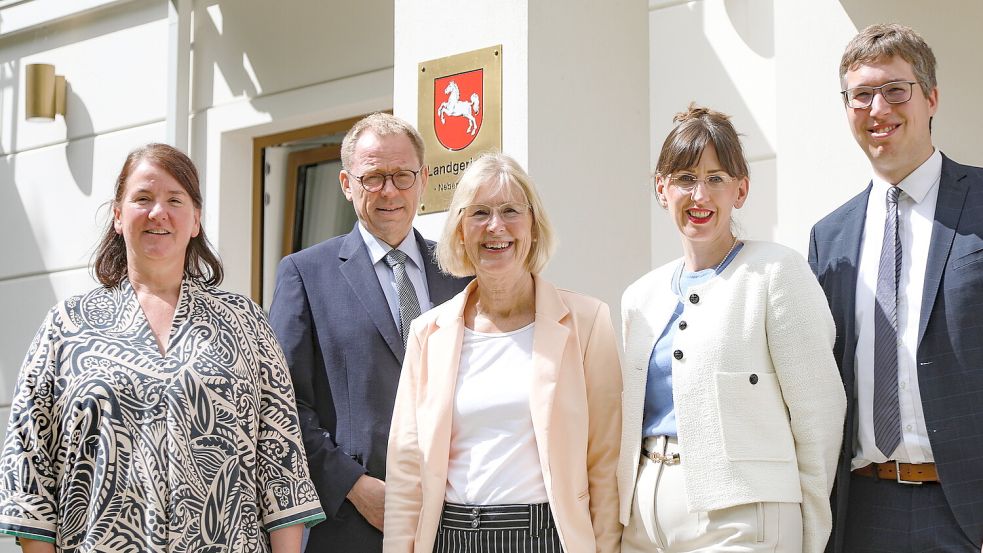 Die Leitung des Landgerichts Aurich mit (von links) Geschäftsleiterin Ilonka Hell, Vizepräsident Jan Heinemeier, Präsidentin Frauke Seewald, Personalreferentin Anke Schomber und Pressesprecher Dr. Markus Gralla.Foto: Romuald Banik