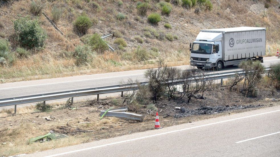 Von dem Auto blieb nur ein ausgebranntes Wrack übrig. Foto: Emilio Fraile/AP/dpa