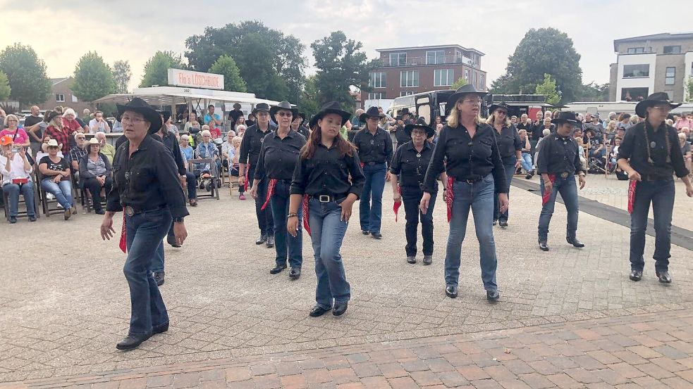 2024 zeigten die „Burning Boots“ aus Papenburg auf dem Country-Fest in Rhauderfehn Linedance. Foto: privat