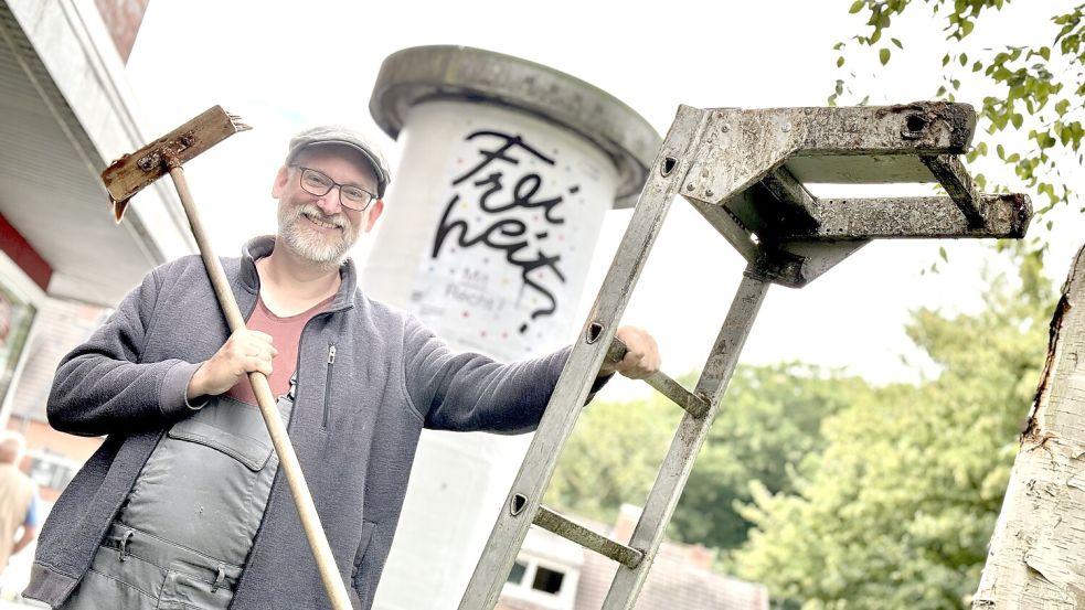 Björn Bölter arbeitet als Plakatanschläger. Mit Litfaßsäulen kennt er sich aus. Foto: Ortgies