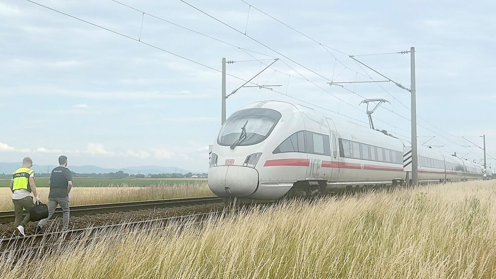 Der Zug blieb auf offener Strecke in Niederbayern stehen. Foto: Ute Wessels/dpa