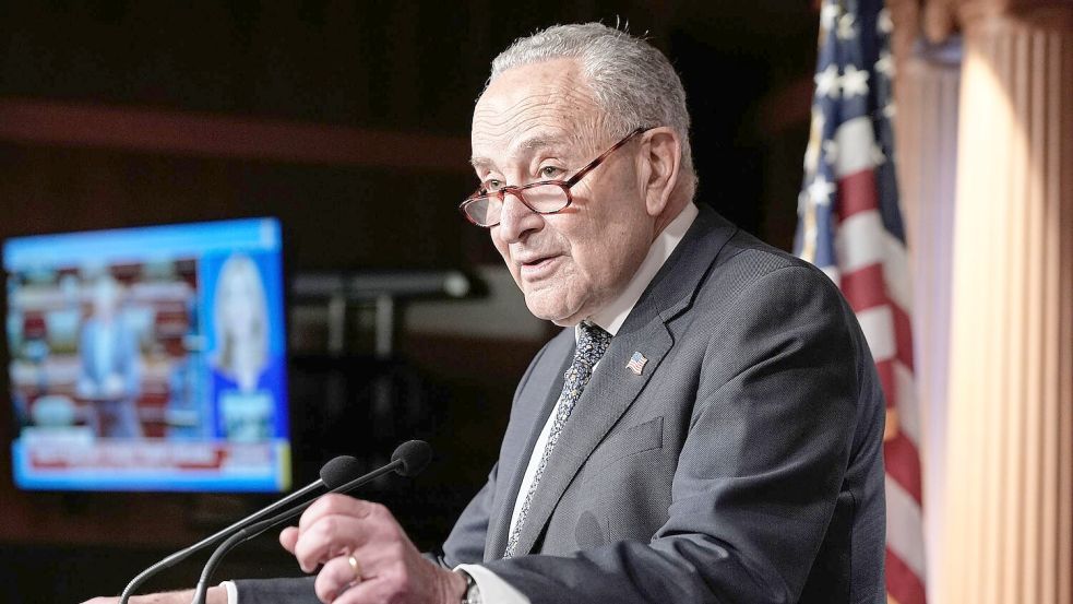 Die Demokraten - im Senat angeführt von Chuck Schumer - kritisieren die Einschnitte bei Gesundheitsleistungen. Foto: Mariam Zuhaib/AP/dpa