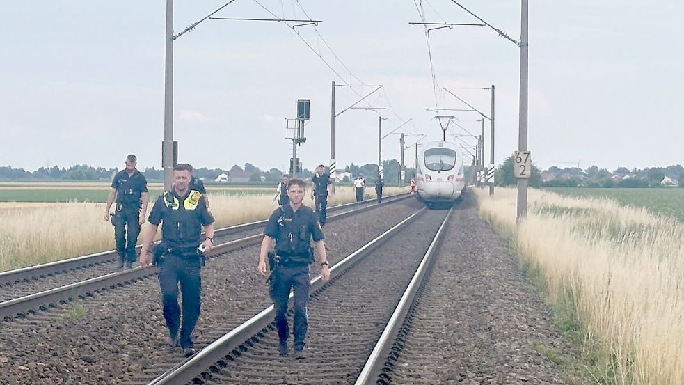 Ein Mann attackiert mehrere Menschen im ICE. Foto: Ute Wessels/dpa