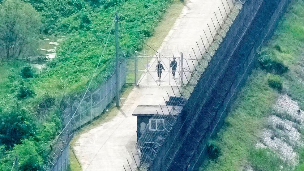 Am Donnerstagabend ist es einem nordkoreanischen Mann gelungen, die hochgerüstete Grenze zu Südkorea zu überqueren. (Archivfoto) Foto: Ahn Young-joon/AP
