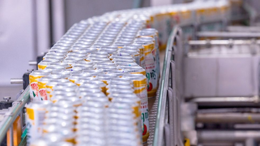 Dosenbier wird wieder häufiger gekauft. (Archivbild) Foto: Jens Büttner/dpa