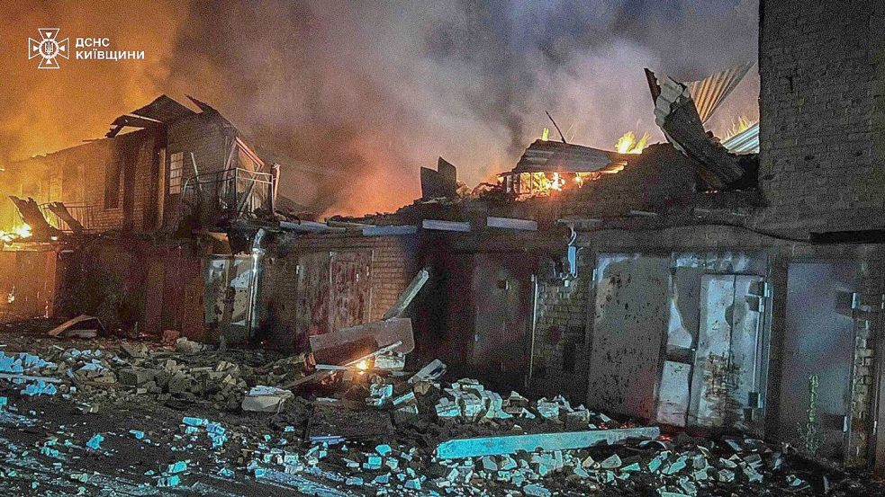 Nach dem russischen Angriff gab es mehrere Brände. Foto: Uncredited/Ukrainian Emergency Service/AP/dpa
