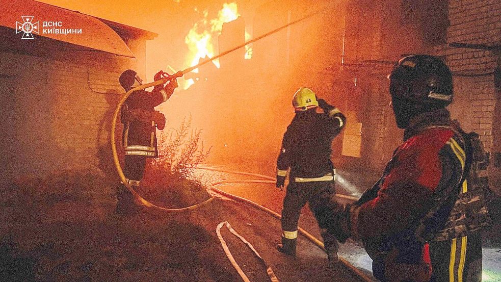 Bei dem Angriff auf Kiew gab es Verletzte. Foto: Uncredited/Ukrainian Emergency Service/AP/dpa