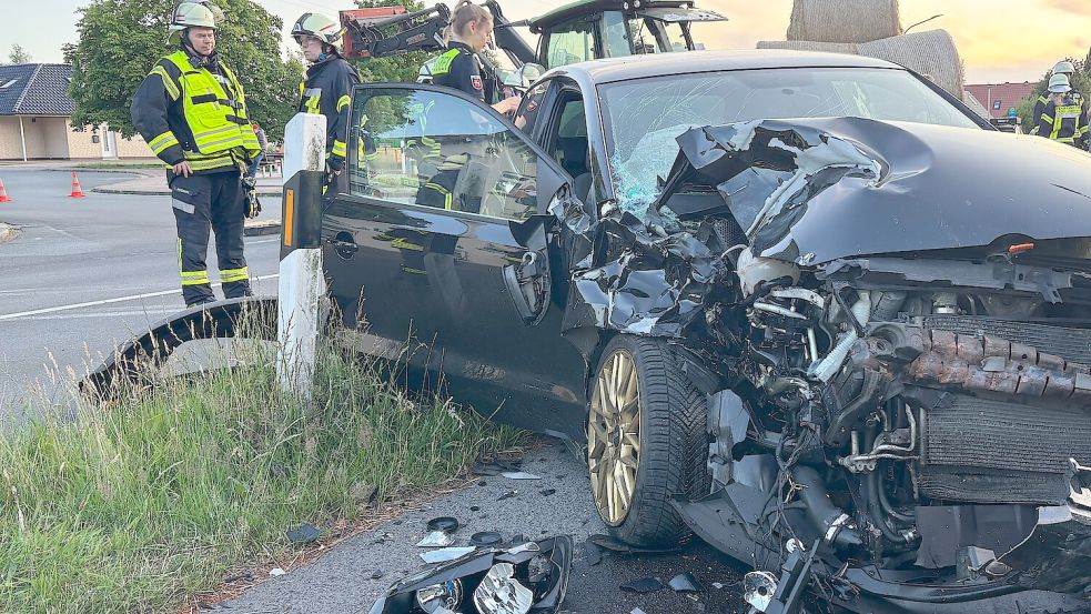 Das Fahrzeug wurde durch den Unfall stark beschädigt. Foto: Carsten Ammermann
