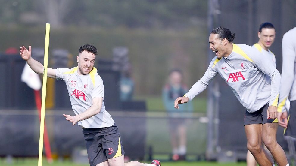Virgil van Dijk (r.) wird seinen gestorbenen Teamkollegen Diego Jota (l) vermissen Foto: Peter Byrne/PA Wire/dpa