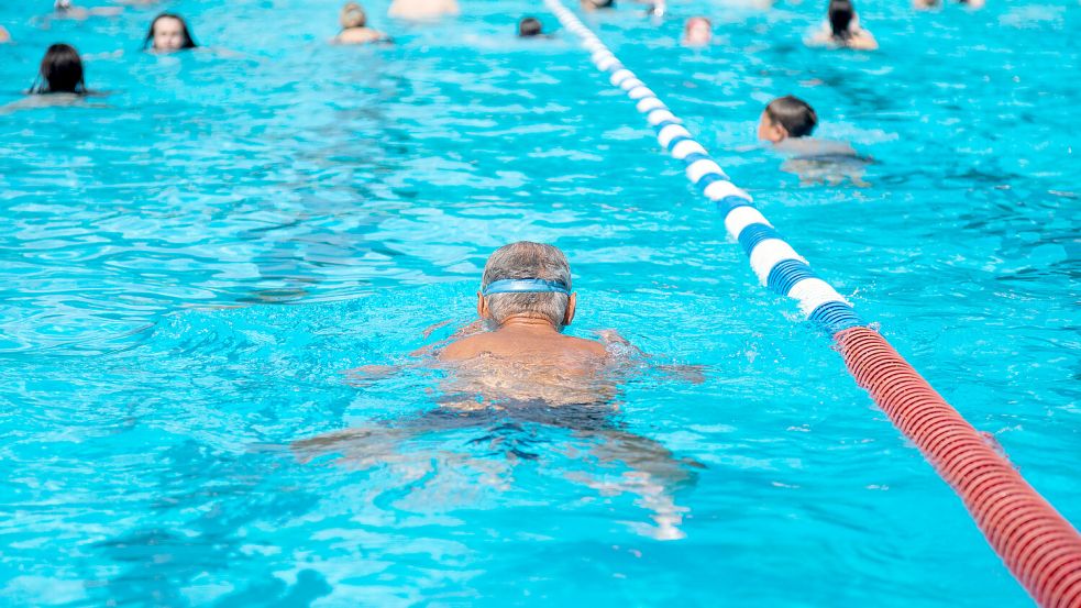 Viele Erwachsene in Deutschland haben höchstens ein Seepferdchen. Für sicheres Schwimmen ist das laut DLRG zu wenig. Foto: dpa/Friso Gentsch