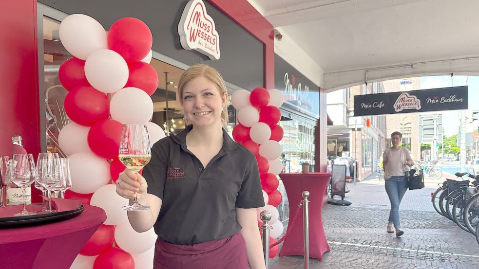 Begrüßung mit Sekt und rotem Teppich: Das gibt es noch bis Samstag, 5. Juli 2025, in der neuen Musswessels-Filiale in Emden. Fotos: Mona Hanssen