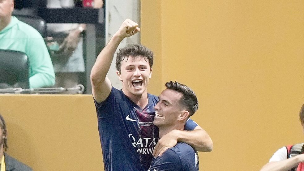 Auch in den USA haben die PSG-Profis, hier João Neves (l) und Fabián Ruiz beim Achtelfinalerfolg gegen Inter Miami, bislang viel zu feiern. Foto: Brynn Anderson/AP/dpa