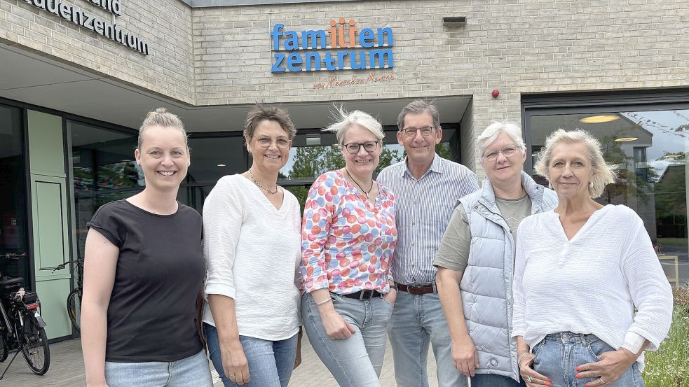 Ein starkes Team fürs Familienzentrum: Die Gastgeber und Gastgeberinnen Ilona Redenius, Elfriede Dirksen-Harms, Insa Hippen, Rikus Bohlen, Mina Janssen und Angie Scheller (von links). Nicht auf dem Foto sind Günther Mensen und Margret Sutorius. Foto: Mieke Matthes