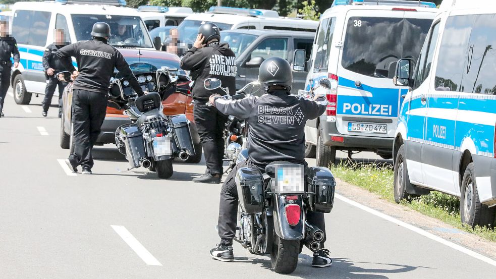 Nur vereinzelt reisten am Donnerstag Teilnehmer mit dem Motorrad an. Sie wurde von großer Polizeipräsenz erwartet. Foto: Claus Hock