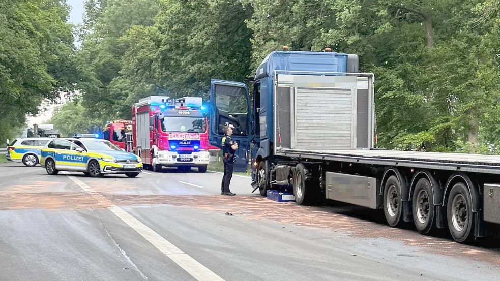 Der Dieselkraftstoff aus dem Lkw-Tank lief vollständig auf die Bundesstraße. Foto: Feuerwehr