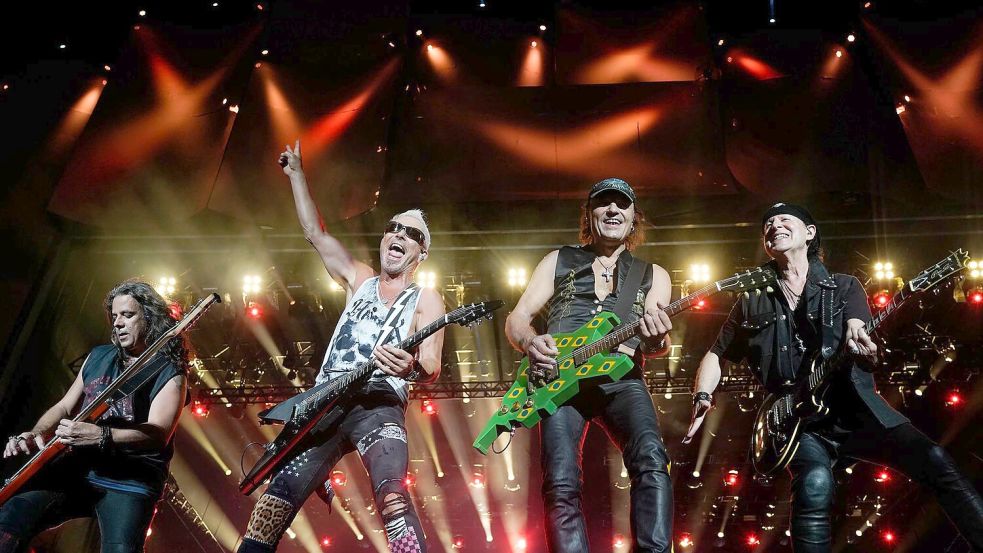 Fans schwärmen von der Energie der Scorpions auf der Bühne. (Archivbild) Foto: Leo Correa/AP/dpa