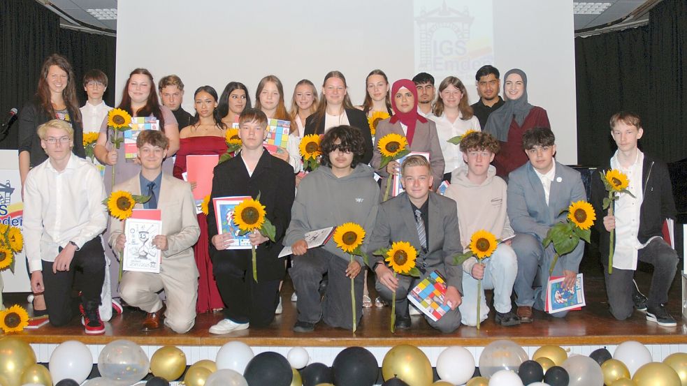 Die Klasse 10 b mit den Lehrkräften Deborah Bleß und Sirin Eyüpoglu. Foto: privat