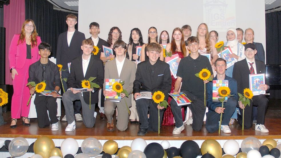 Die Klasse 10 d mit den Lehrkräften Sina Heyen und Insa Janssen. Foto: privat