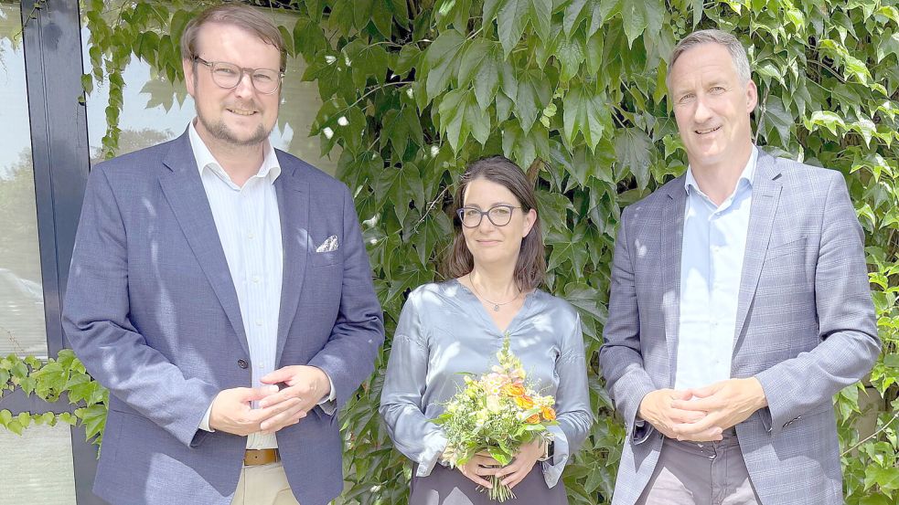 Oberbürgermeister Tim Kruithoff (links), derzeit Vorsitzender des Klinik-Aufsichtsrates, und Klinikgeschäftsführer Dirk Balster (rechts) begrüßen die neue Chefärztin der Psychiatrie in Norden, Priv.-Doz. Dr. Pegah Sarkheil. Foto: Trägergesellschaft