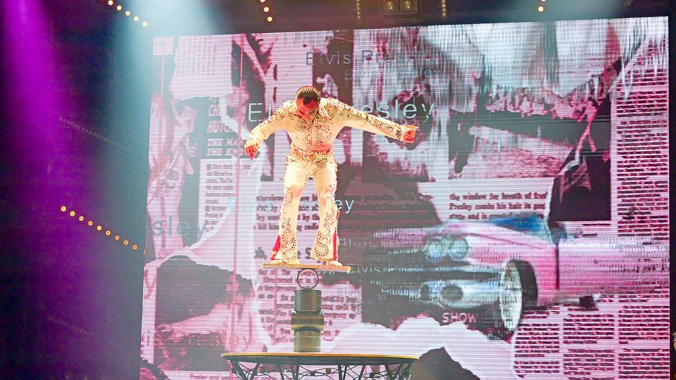 Der King of Rock‘n‘Rola: Anton Shcherbyna kombinierte seinen Auftritt als Elvis Presley mit einer beachtlichen artistischen Darbietung. Foto: Niklas Golitschek