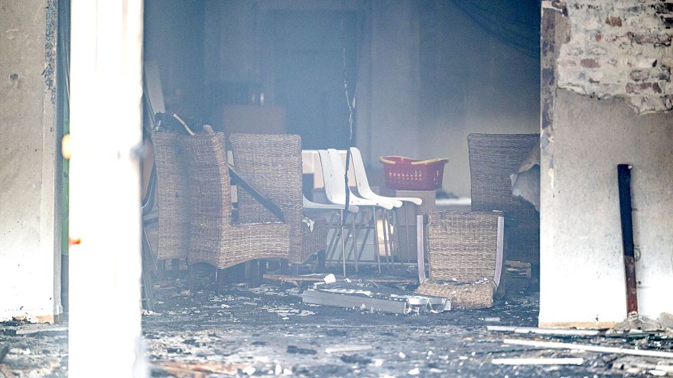 Blick in eine ausgebrannte Fläche des Hauses in Wilhelmshaven, in dem ein Kind starb. Foto: Sina Schuldt/dpa