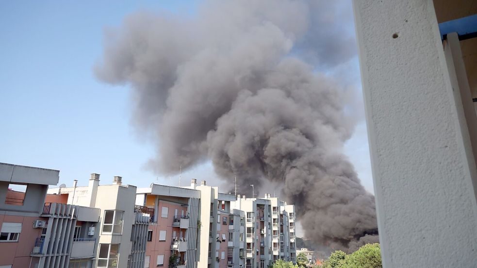 Bei der Explosion ist eine schwarze Rauchwolke zu sehen - die Stadt Rom hat die Bürger aufgerufen, die Fenster geschlossen zu halten. Foto: Marco Iacobucci/IPA via ZUMA Press/dpa