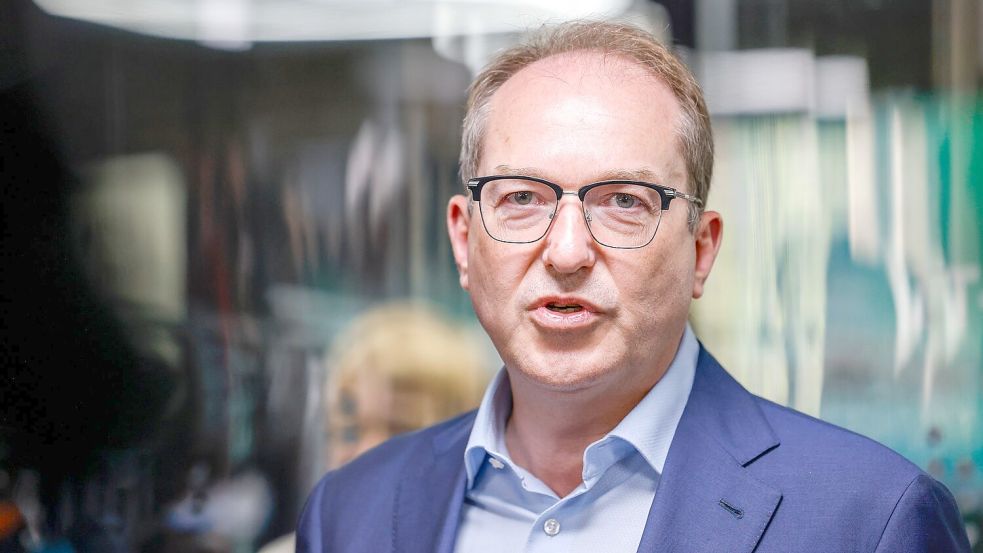 Bundesinnenminister Alexander Dobrindt (CSU) will mit Amtskollegen aus mehreren Nachbarstaaten über das Gemeinsame Europäische Asylsystem (GEAS) sprechen. Foto: Thomas Banneyer/dpa