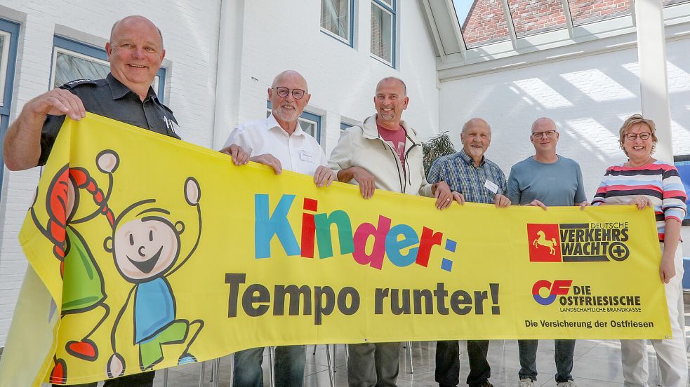 Gemeinsam stark für Kinder im Straßenverkehr (von links): Hans-Günther Jelting (Vorsitzender Verkehrswacht Leer), Hajo Reershemius (Vorsitzender Verkehrswacht Norden), Holger Gärtner (stellv. Vorsitzender Verkehrswacht Emden), Hans-Friedel Walther (Vorsitzender Verkehrswacht Aurich), Sascha Nowak (Gebietsbeauftragter der ostfriesischen Verkehrswachten und Vorsitzender Verkehrswacht Wittmund) sowie Signe Foetzki, Pressesprecherin Ostfriesische Landschaftliche Brandkasse. Foto: Romuald Banik