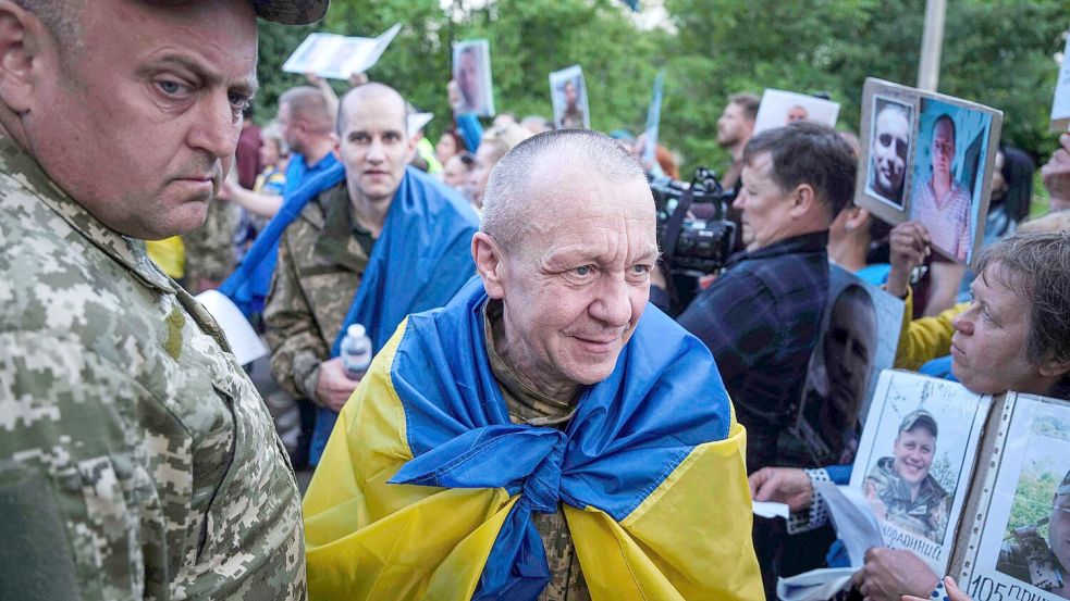 Freigelassene ukrainische Kriegsgefangene nach einem Austausch (Archivbild) Foto: Evgeniy Maloletka/AP/dpa