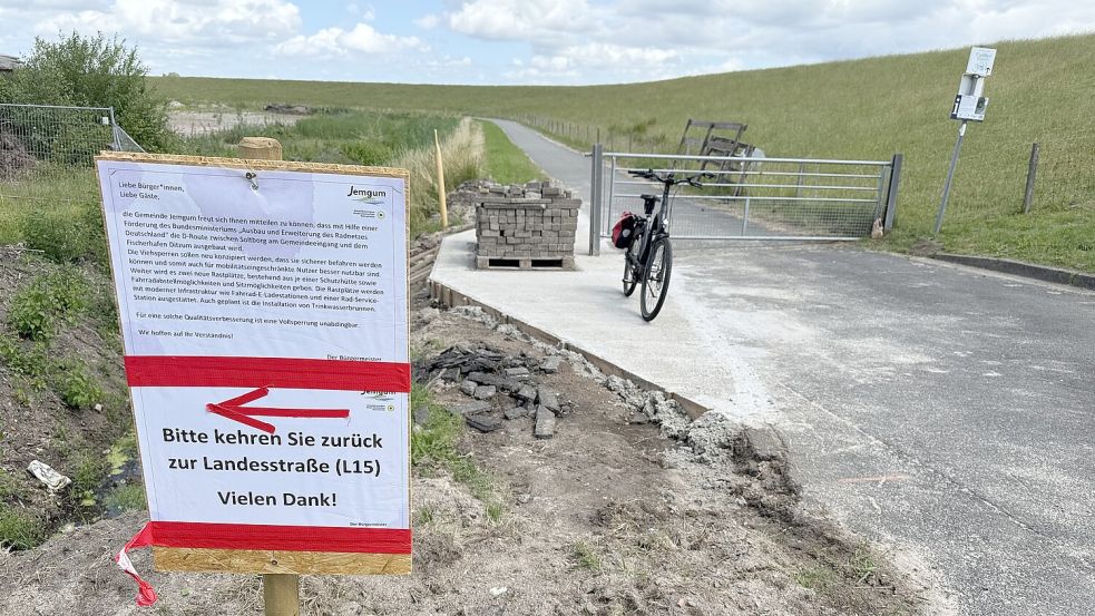 Der Radweg entlang des Emsdeiches zwischen Soltborg und Ditzum ist derzeit wegen umfangreicher Bauarbeiten gesperrt, eine Umleitung über den Radweg an der L15 ist ausgeschildert. Foto: Gemeinde Jemgum