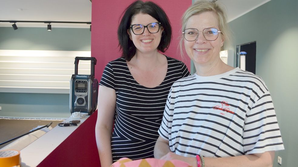 Christina Held und Kristin Böhmke haben zusammen das Geschäft „Held & Böhmke hören und sehen“ gegründet. Noch richten sie die Räumlichkeiten am Rajen 299 ein. Am 7. August 2025 ist die Eröffnung. Foto: Astrid Fertig
