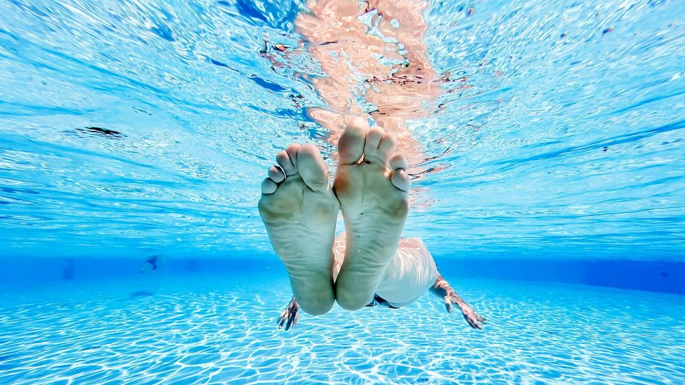 Das Freibad einer Schweizer Gemeinde ist bis Ende August fast ausschließlichen den Einheimischen vorbehalten. (Illustration) Foto: Julian Stratenschulte/dpa