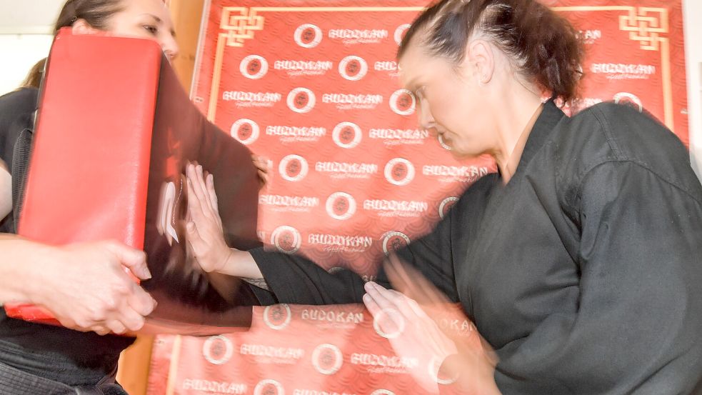 Denise Linke hält die Pratze und Andrea Schlüter zeigt, wie man mit der flachen Hand schlägt. Foto: Klaus Ortgies