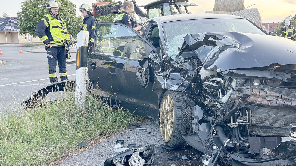 Das Fahrzeug des Papenburgers wurde durch den Unfall stark beschädigt und war nicht mehr fahrbereit. Foto: Carsten Ammermann
