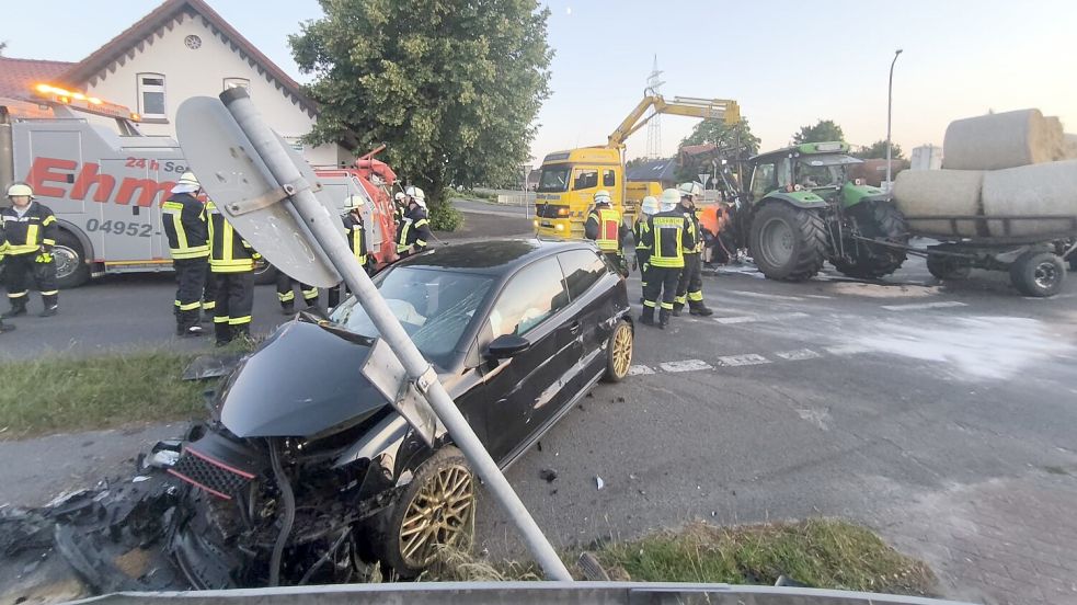 Zwei Abschleppfahrzeuge waren vor Ort, um den Trecker und das Auto abzuschleppen. Foto: Daniel Grüneke