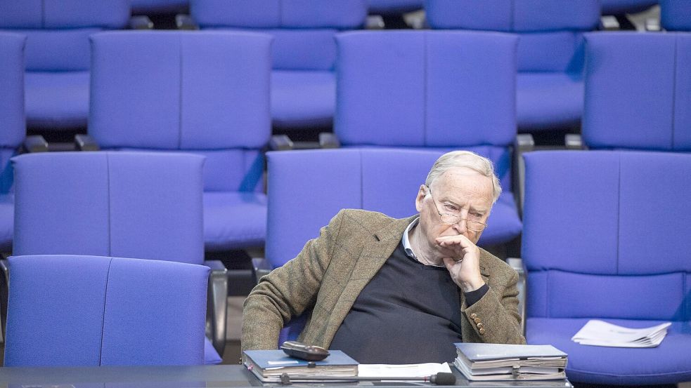 Nachdenklich im Bundestag: Alexander Gauland fiel zuletzt nicht mehr durch radikale Äußerungen auf. Aber er ist großmütig, wenn andere aus seiner Fraktion das tun. Foto: dpa/Christophe Gateau