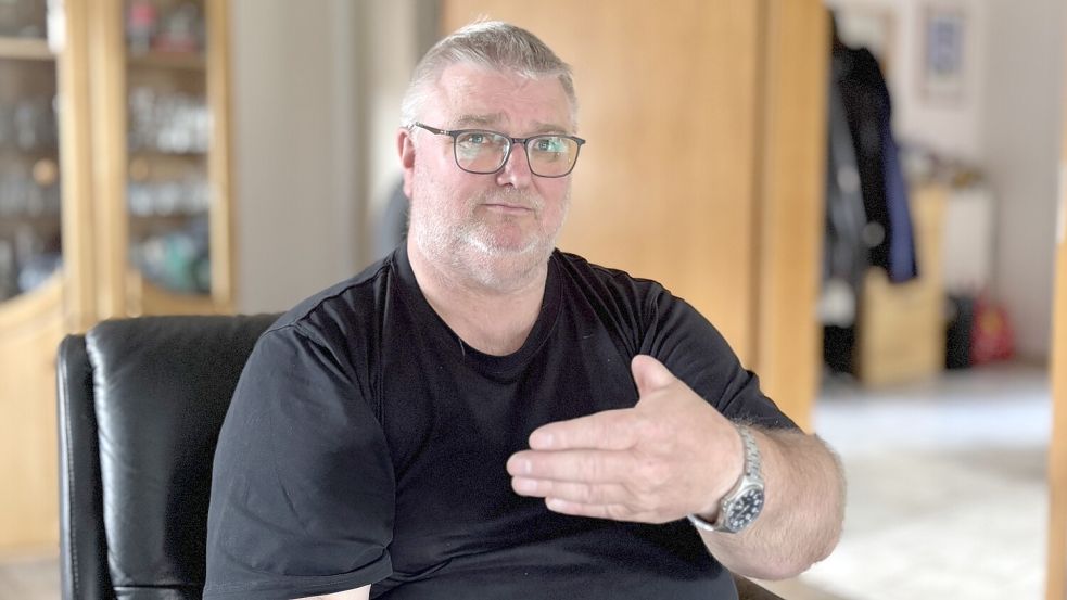Der linke Daumen von Ingo van der Heide musste nach dem Unfall mehrfach operiert werden. Foto: Lars Löschen