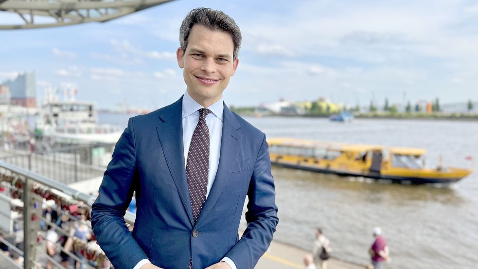 Christoph Ploß an den Hamburger Landungsbrücken. Der CDU-Mann ist neuer Koordinator der Bundesregierung für die maritime Wirtschaft und Tourismus. Foto: Markus Lorenz