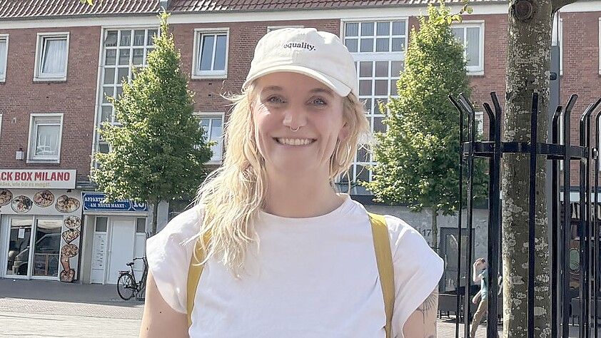 Kirsten Bremehr wohnt seit 2023 in Emden. Seit diesem Jahr arbeitet die Theaterpädagogin bei der Ländlichen Akademie Krummhörn (LAK). Foto: Lotta Groenendaal