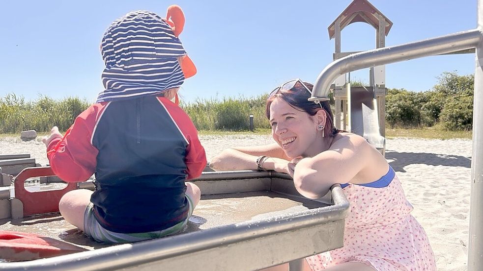 Annika Thöring kommt mit ihrem 15 Monate alten Sohn Kenai gerne auf den Spielplatz am Trockenstrand in Upleward. Foto: Stephanie Tomé