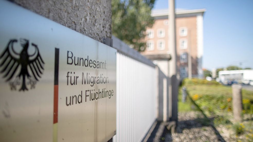 Bundesinnenminister Alexander Dobrindt (CSU) hat das Bundesamt angewiesen, die Widerrufsprüfungen für syrische Staatsangehörige wieder aufzunehmen. (Symbolbild) Foto: Daniel Karmann/dpa