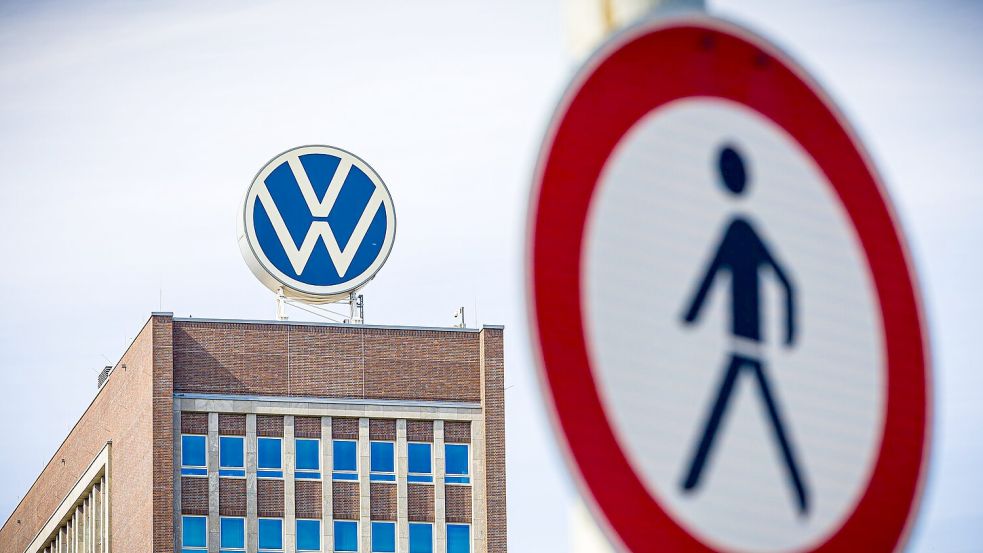 Das Schild am VW-Hauptsitz spiegelt symbolisch den unvermeidlichen Abgang von Personalvorstand Kilian wider. Foto: Moritz Frankenberg/dpa