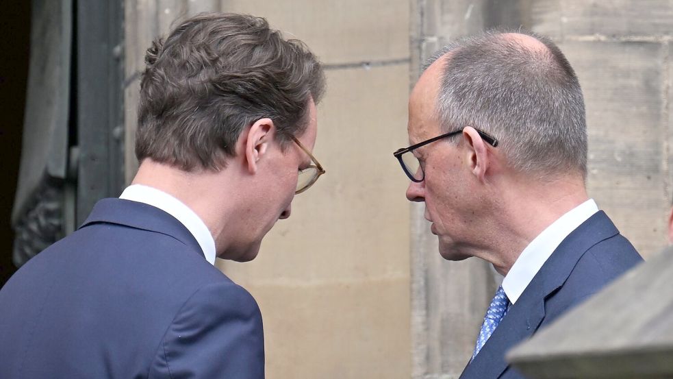 NRW-Ministerpräsident Wüst akzeptiert nicht, dass die Bundesregierung die Stromsteuer nicht auch für alle Bürger senken will. (Archivbild) Foto: Federico Gambarini/dpa