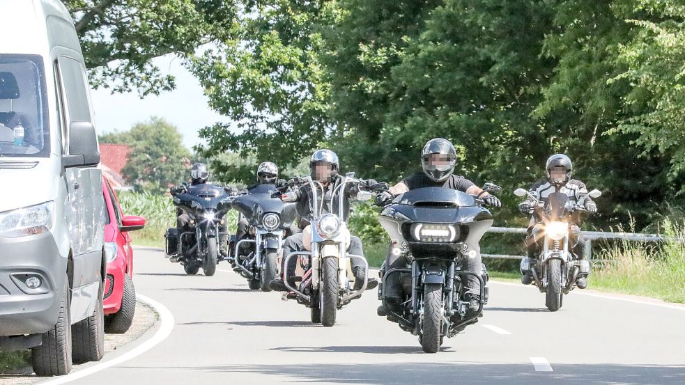 Am Donnerstag war die Polizei ab 10 Uhr vor Ort, um anreisende Motorradfahrer, aber auch Gremium-Mitglieder in Autos und Wohnmobilen zu kontrollieren. Foto: Claus Hock